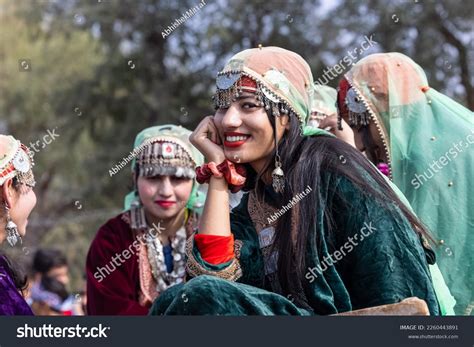 390 Imagens De Kashmiri Girl Imagens Fotos Stock E Vetores Shutterstock