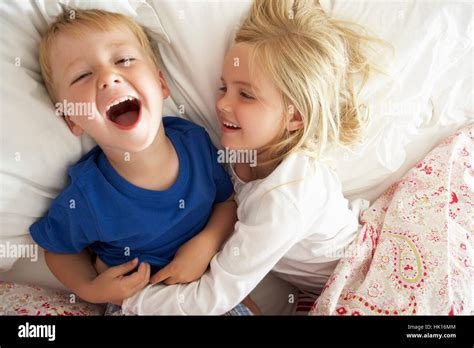 Bruder Und Schwester Zusammen Im Bett Entspannen Stockfotografie Alamy