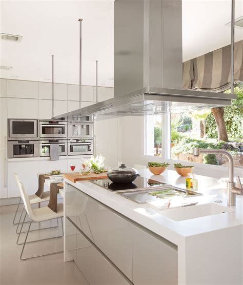 Una cocina gris y blanca puede realzar su belleza con lámparas de diseño que se adapten a las diferentes áreas que consideres indispensables. 14 islas de cocina para inspirarte