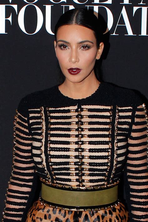 Ap S Decote Poderoso Em Paris Kim Kardashian Chama Aten O Pela