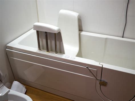 Traditional bathtubs can make it difficult for elderly people and also for people with mobility issues to enter and exit from. 4 Benefits of Walk-in Tubs for Seniors - Putnam Plumbing ...
