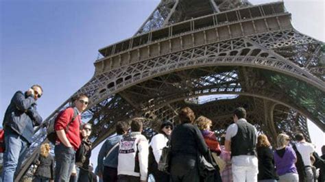 Eiffelturm in Paris ist bei Touristen zu beliebt | Reise