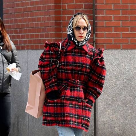 Zo Kravitz Puts An Alternative Spin On The Grandma Pump Quirky Fashion Fashion Tips Chanel