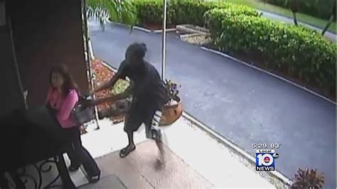 Woman Chases Thief After He Steals Purse Deputies Say