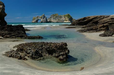 Le Isole Dellarco Sulla Spiaggia A Wharariki Tirano Vicino Al Nelson