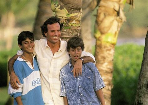 (julio iglesias, jr), певец энрике иглесиас (enrique iglesias) и дочь — певица и телеведущая чабели иглесиас (chábeli iglesias). Julio Iglesias a su hijo Enrique: "Vendes los discos ...