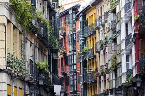 Consta de 2 habitaciones, sala, cocina equipada, reformada e independiente, bano. Casco Viejo, la zona de alquiler por excelencia en Bilbao ...