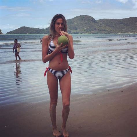 Mariana Genesio Peña divirtió a sus fans con una foto en bikini No es