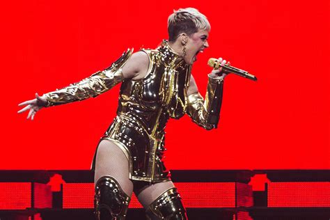 Katy Perrys Las Vegas Show Goes On Wild Ride Into Pop Culture Las
