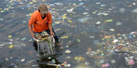 Worlds Oceans Clogged By Millions Of Tons Of Plastic Trash Huffpost