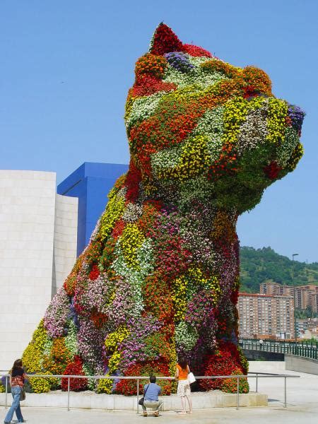 Puppy by jeff koons in front of guggenheim museum bilbao, basque country, spain. Jeff Koons "Puppy" - Bilbao