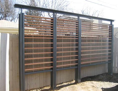 Highlight your favorite plants and accent your landscaping easily with this contemporary trellis. This is the solution: Modern garden trellis design