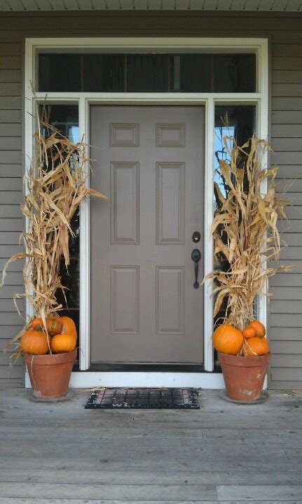 30 Cozy Thanksgiving Front Door Décor Ideas - DigsDigs