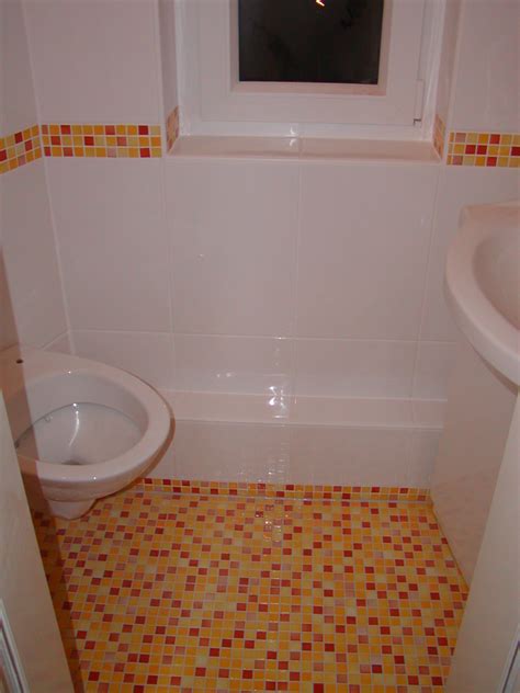 Badezimmer halbhoch gefliest mit bordüre / fliesenleger beginnt mit dem badezimmer › passivhaus. p1010161.JPG