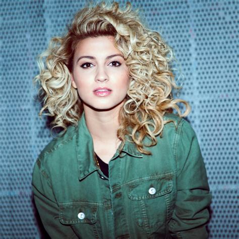 A Look At Gorgeous Singer Tori Kelly W Video
