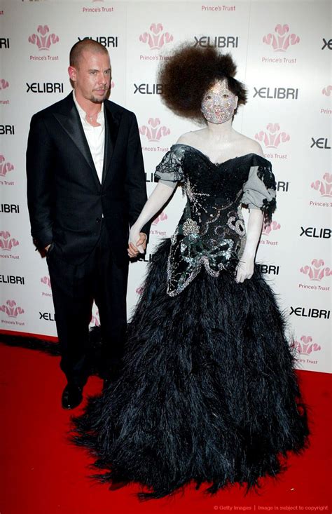 Björk in Alexander McQueen | Modestil, Verrückte kleidung, Alexander ...