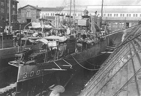 Uss Farragut Dd 300 In Dry Dock 1925