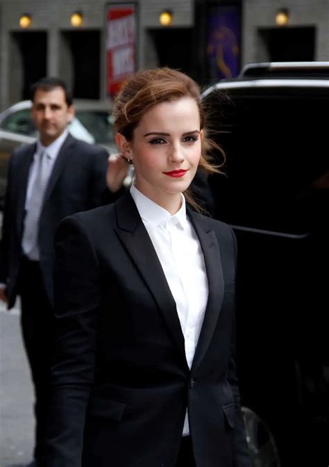 Emma Watson Looked Incredible Stylish As She Posed In Midtown Manhattan
