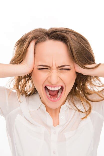 Premium Photo Close Up Portrait Of Angry Businesswoman Screaming And Holding Head