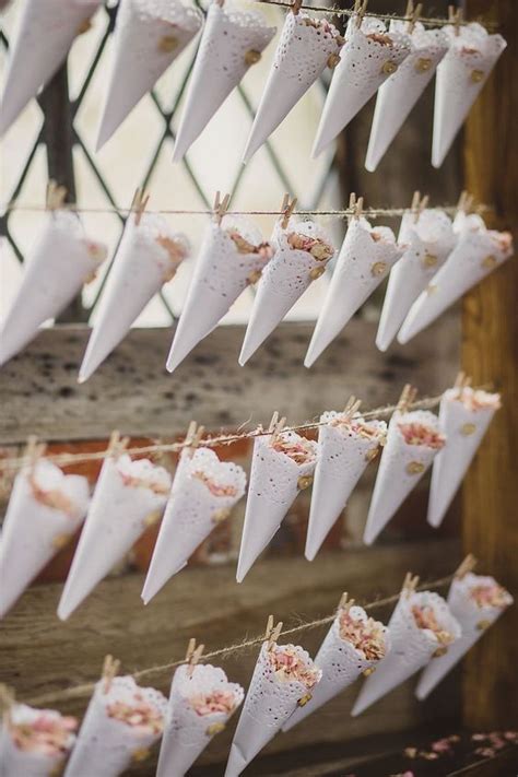 Nahaufnahme von nadel und faden, muster sticken. Pronovias 'Lary' Hochzeitskleid für eine Vintage ...