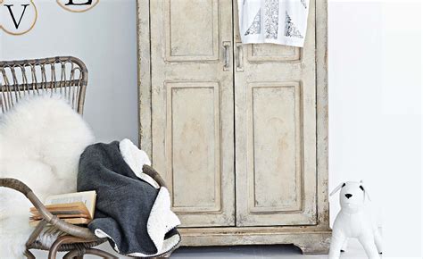 Mit lacken und schleifpapier verpasst man seinen neuen möbel den für den shabby chic typischen used look. Shabby Chic Schrank
