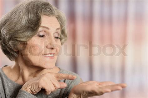 ältere Frau Zeigen Stock Bild Colourbox