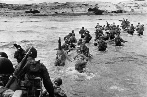 D Day Landings Powerful Photos Of Allied Troops Storming Normandy
