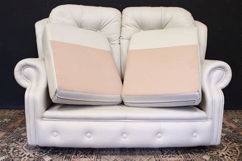 Il divano in pelle si può trovare in diversi modelli: Divano due posti originale Chesterfield in pelle bianco ...