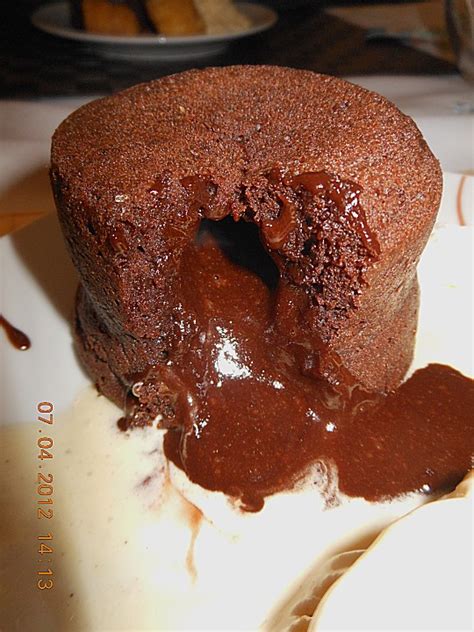 Die hälfte des teiges in eine tasse geben. Schokoladenkuchen mit flüssigem Kern à la Italia (Rezept ...