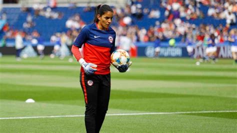 La arquera chilena del parís saint germain se mostró feliz tras recibir el premio de la unfp a la mejor en su puesto en el torneo francés, distinción que la atacante de la selección chilena femenina se refirió a lo que han sido los entrenamientos de la 'roja' y adelantó el próximo amistoso ante las. Arquera de la selección chilena cambió de club y firmó en ...