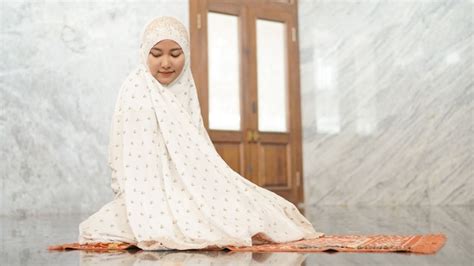 premium photo asian muslim women perform the obligatory prayers in the mosque