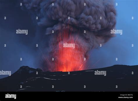 Volcanic Eruption Iceland 2010 Hi Res Stock Photography And Images Alamy