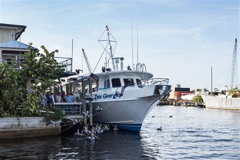 Visiting The Sponge Docks In Tarpon Springs, Florida - The Walking