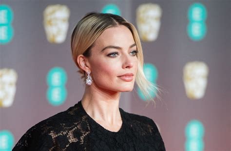 Margot Robbies 2021 Oscars Look Included Brand New Bangs