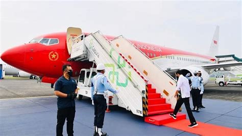 penampakan jokowi saat menaiki pesawat kepresidenan dengan warna baru merah putih