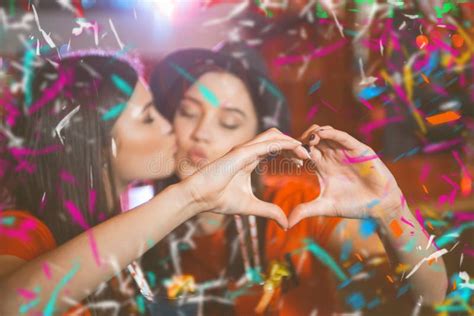 deux jeunes filles lesbiennes embrassant à une partie de club photo stock image du coloré