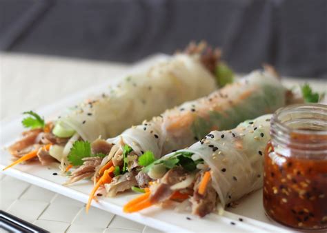 Former le rouleau en rabattant le bas de la feuille de riz puis les côtés, rouler en serrant la garniture. Spring Roller Feuille Rouleau De Printemps Recettes ...