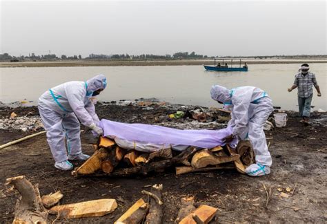 Hundreds Of Bodies Found Buried Along Indian Riverbanks Pbs News Weekend