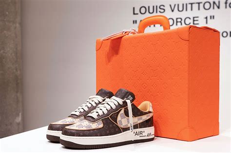 สนกเกอรรนพเศษ Louis Vuitton x Nike Air Force ทไดรบการออกแบบโดย Virgil Abloh ถกประมล