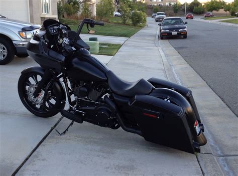 Up for auction is this super clean blacked out 2006 custom built roadglide bagger. Blacked out 2010 Roadglide... | Harley road glide, Harley ...