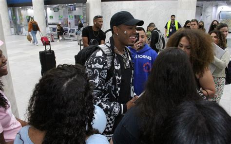 Ex BBB Paulo André faz sucesso com fãs em aeroporto do Rio Diversão O Dia