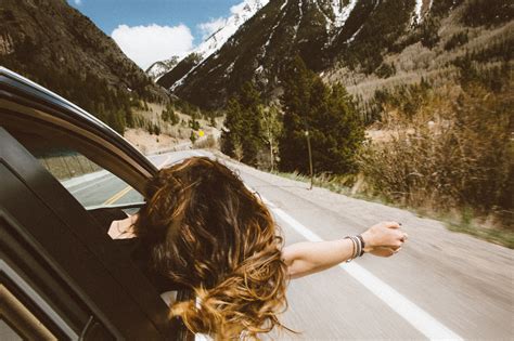 Gambar Pemandangan Alam Gunung Wanita Jalan Mobil Liburan