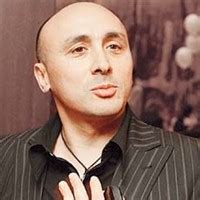 Artistul a povestit, la emisiunea agenția vip, de la antena stars, de ce surprize a avut parte de „iubește la maxim copiii și familia, dar și pe mămica lui, pe frați lui, pe sora lui, sunt foarte mulți, avem un neam foarte unit și foarte frumos. Marcel Pavel inregistreaza un album cu sora lui