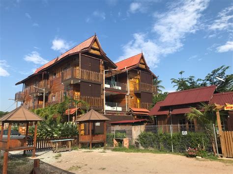 Lokasi yang sangat ideal berhadapan pantai bagi seisi keluarga yang ingin bercuti atau mengadakan hari keluarga. KAMPONG PINANG SEBATANG CHALET, PENGKALAN BALAK MELAKA