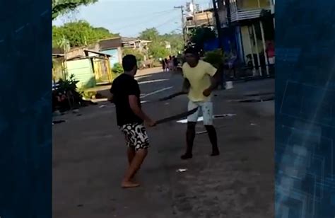 Homens Brigam No Meio Da Rua Com Facões E Moradores Registram Cenas Que