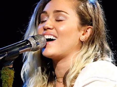 Miley Cyrus Dedica Su Performance De Million Reasons En The Voice A