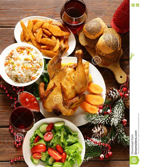 If you're hosting a small christmas dinner this year, these festive recipes will help you pull off the perfect christmas dinner menu for four to six winter is the ideal season to add sweet, seasonal pears to a salad. Traditional Food For Christmas Dinner, Festive Table ...