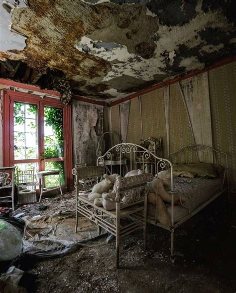 Abandoned Bedroom Full Of Stories Abandoned Places Abandoned Mansions Old Abandoned Buildings