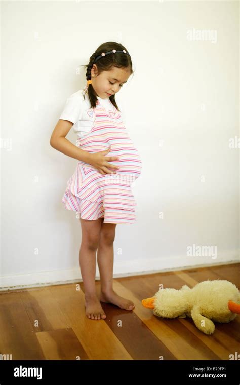 Fünf Jahre Altes Mädchen Zu Fett Oder Schwanger Werden Durch Füllung Ein Kuscheltier Unter Ihrem