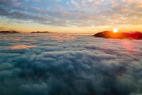 Vista Aérea Del Amanecer Vibrante Sobre Nubes Densas Blancas Con